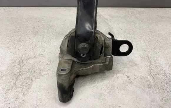 Volvo XC90 Engine mount bracket 326C88