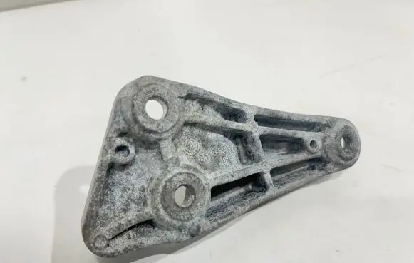 BMW 2 F46 Engine mounting bracket 8513419