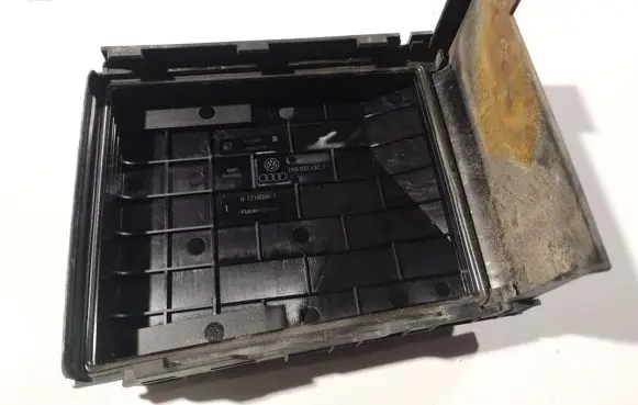 Volkswagen Golf V Fuse box cover 1k0937132f 0-1718006-1