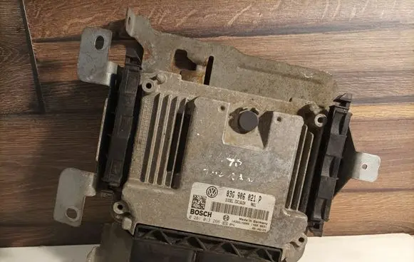 Volkswagen Touran I Engine control unit/module 03G906021P 0281013266