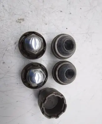 KIA Optima Anti-theft wheel nuts and lock 