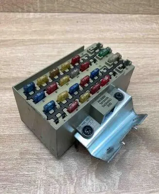 Chrysler Grand Voyager II Fuse module 4688144 4481525 85572