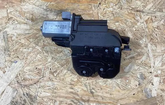 Porsche Macan (95B) Loading door lock 95b827505b