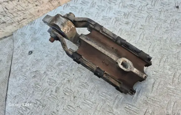 Volvo XC60 Engine mount bracket 31262936 8G9N6P082BA