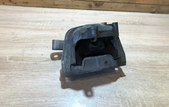 Volkswagen Golf V Engine mount bracket 1K0199262