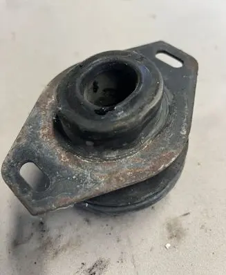 Peugeot 607 Engine mount bracket