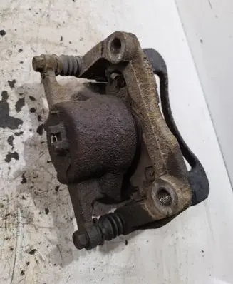Nissan Qashqai+2 Front brake caliper