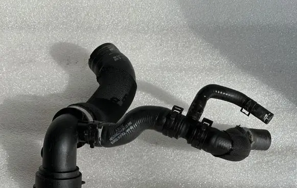 Engine coolant pipe/hose