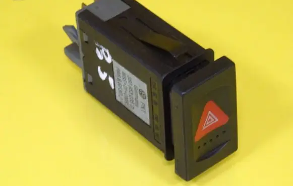 Volkswagen PASSAT B5 Hazard light switch 3B0953235D