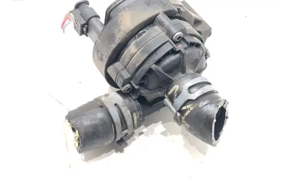 Oil filter mounting bracket