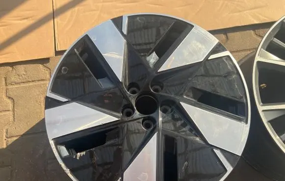 Volvo XC40 R19 alloy rim 