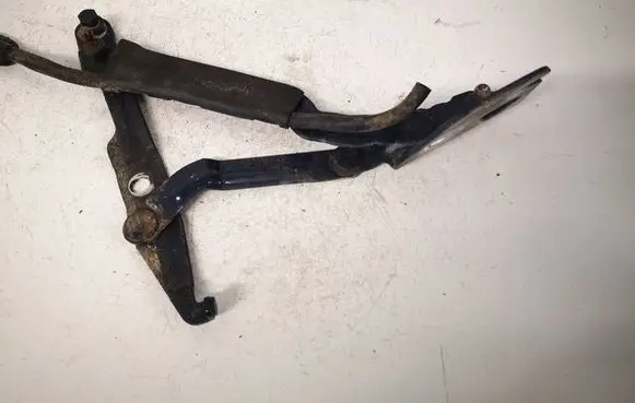 Volkswagen PASSAT B5 Tailgate/trunk/boot hinge 8D5827301C