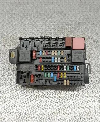 Renault Laguna III Fuse module 8200393836