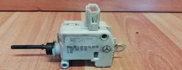 Mercedes-Benz ML W163 Fuel tank cap lock motor 806605