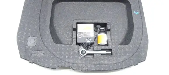 Trunk/boot lower side trim panel