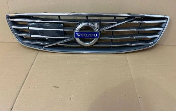 Volvo V70 Front bumper upper radiator grill 31383596