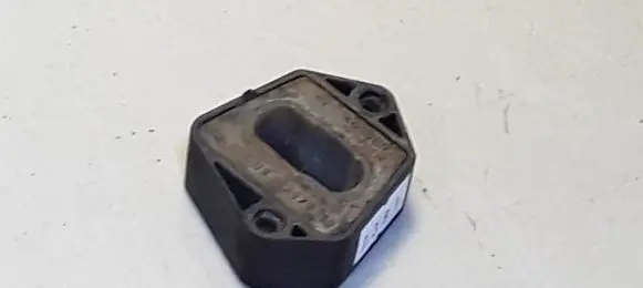 Radiator mount bracket