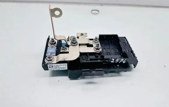 Mercedes-Benz A W176 Fuse module A2465402050 YAP2770912 1737380