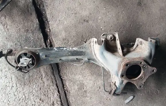 Rear wheel hub spindle/knuckle
