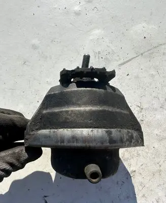 BMW 5 E60 E61 Engine mount bracket 6769874