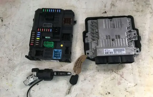 Peugeot 2008 I Engine ECU kit and lock set 9801622880