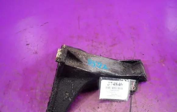 Volkswagen PASSAT B4 Engine mounting bracket 