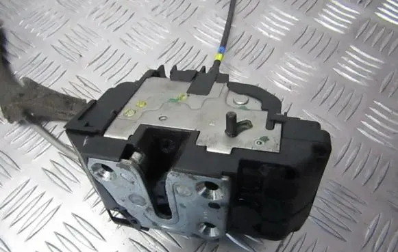 Nissan Note (E11) Rear door lock