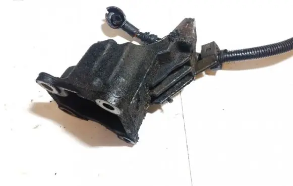 Nissan Pathfinder R51 Engine mounting bracket