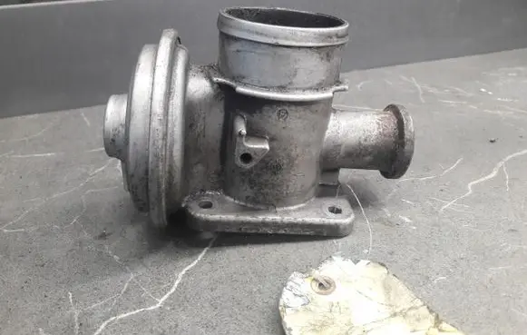 BMW 5 E39 EGR valve 72252200