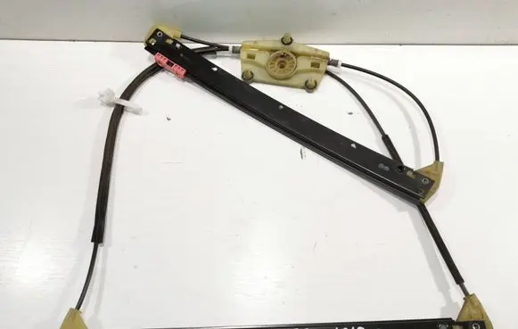 Front window lifting mechanism without motor