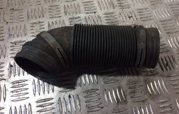 Skoda Octavia Mk2 (1Z) Air intake hose/pipe 1K0129684B