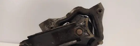 Engine mount vacuum valve