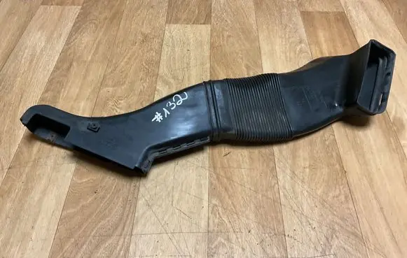 Volkswagen PASSAT B5 Air intake duct part 8D0129617E
