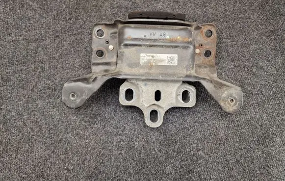 Volkswagen PASSAT B8 Engine mount bracket 5Q0199555BJ