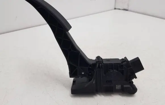Mercedes-Benz B W247 Accelerator throttle pedal A1773001800