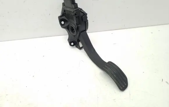 Accelerator throttle pedal