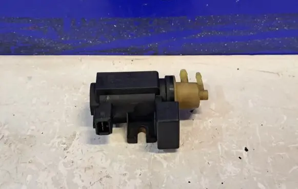 Saab 9-3 Ver2 Engine mount vacuum valve 55563532