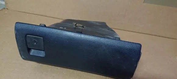 Volkswagen PASSAT B3 Glove box