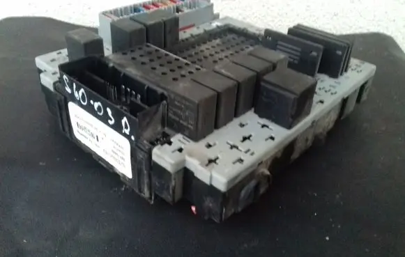 Volvo S60 Fuse module 08679899