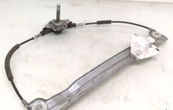 Rear door manual window regulator