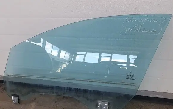 Mercedes-Benz CLS C219 Front door window glass four-door