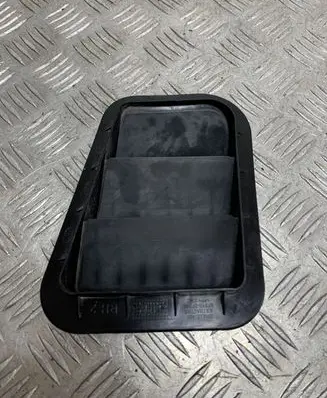 Quarter panel pressure vent