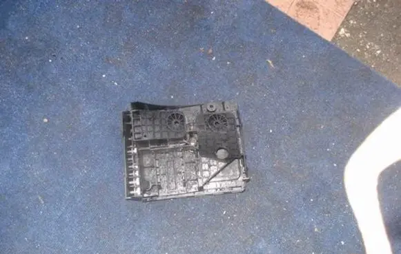 Volkswagen Golf V Fuse box cover