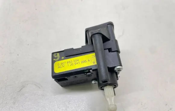 Headlight level adjustment motor