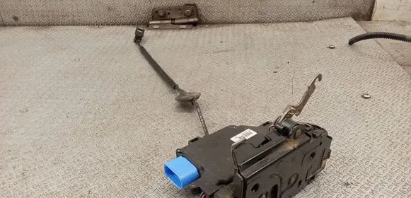 Volkswagen Golf Plus Front door lock 3D1837015
