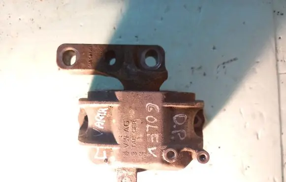 Volkswagen Golf V Engine mount bracket 1K0199262