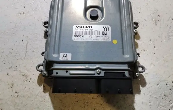 Volvo XC70 Engine control unit/module 30785100AB