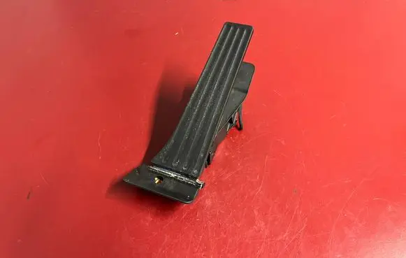 Accelerator throttle pedal