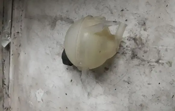 Peugeot 308 Coolant expansion tank/reservoir