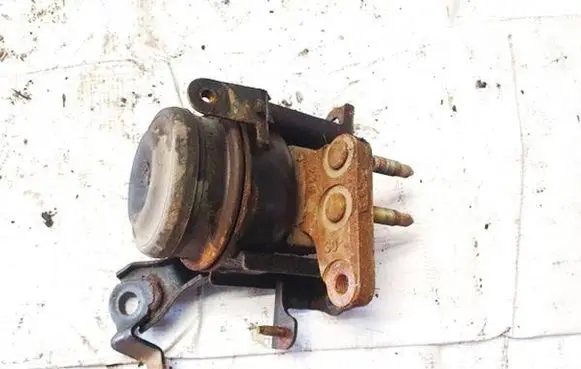 Toyota Avensis T250 Engine mount bracket